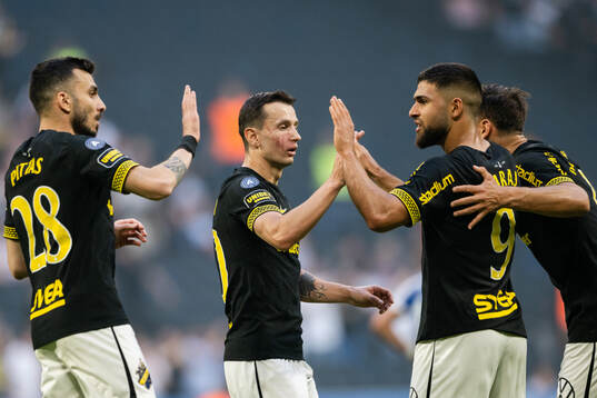 AIKs Omar Faraj jublar med Ioannis Pittas och Bersant Celina