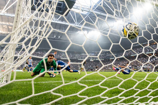 AIKs Omar Faraj gör 1-1 bakom IFK Göteborgs målvakt Elis