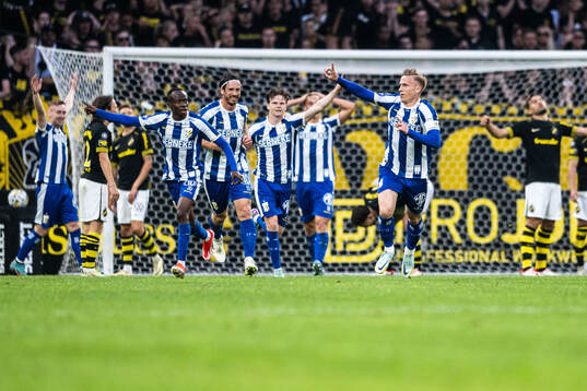IFK Göteborgs Oscar Wendt jublar med Malick Junior