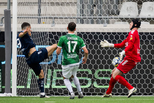 Utsiktens Lucas Lima och Brages målvakt Viktor Frodig