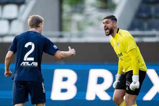 Utsiktens Daniel Hermansson och målvakt Elias Hadaya jublar