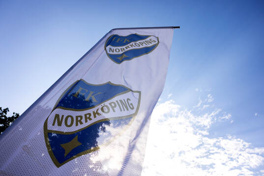 En flagga med IFK Norrköpings klubbmärke