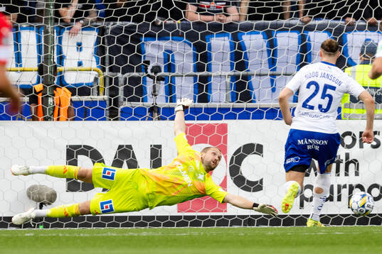 Värnamos Johnbosco Samuel Kalu , ej i bild, gör 0-1 bakom