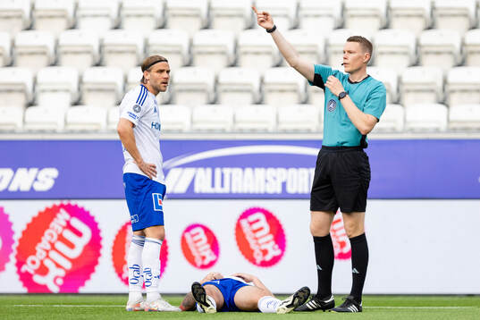 IFK Norrköpings Christoffer Nyman och Domare Oscar Johnson