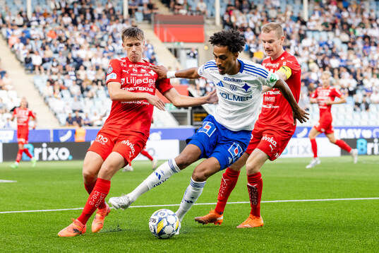 IFK Norrköpings Jesper Ceesay i en kamp mot Värnamos