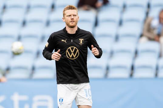 Malmö FFs Anders Christiansen värmer upp