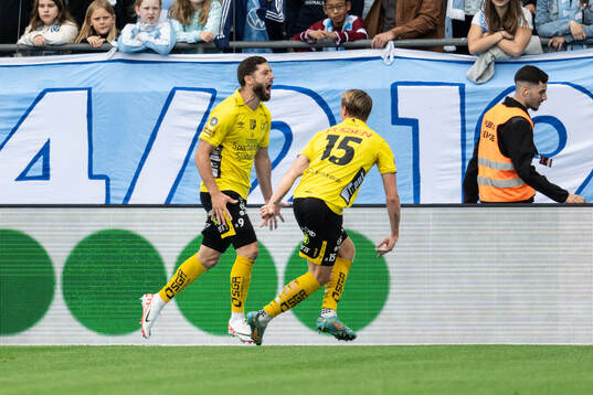 Elfsborgs Arber Zeneli jublar med Simon Hedlund
