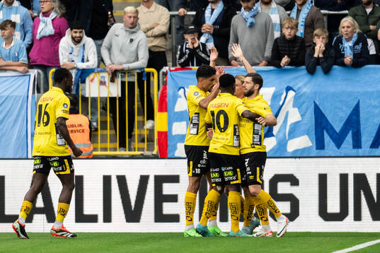 Elfsborgs Arber Zeneli jublar med lagkamrater