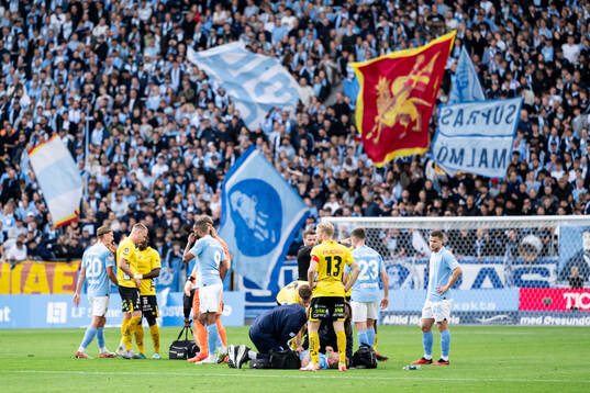Malmö FFs Anders Christiansen har ont och får vård