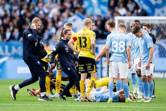 Malmö FFs Anders Christiansen har ont och får vård