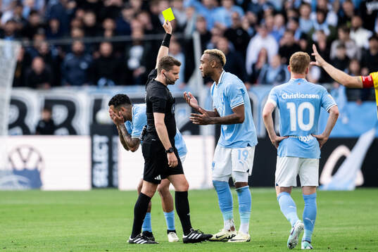 Malmö FFs Sergio Pena och Derek Cornelius i diskussion med