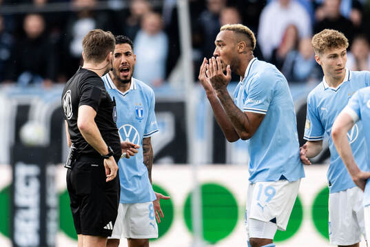 Malmö FFs Sergio Pena och Derek Cornelius reagerar mot
