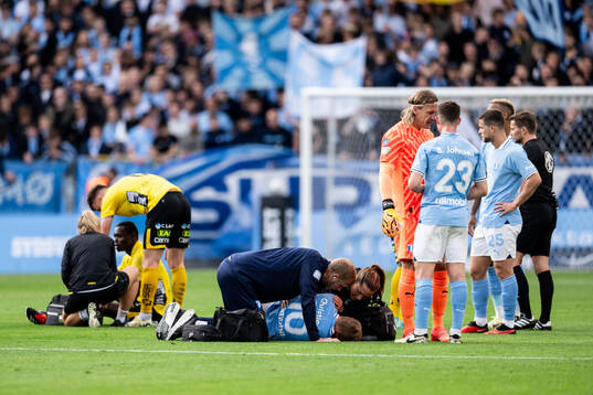 Malmö FFs Anders Christiansen har ont och får vård