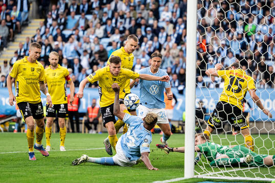 Malmö FFs Derek Cornelius och Erik Botheim mot Elfsborgs