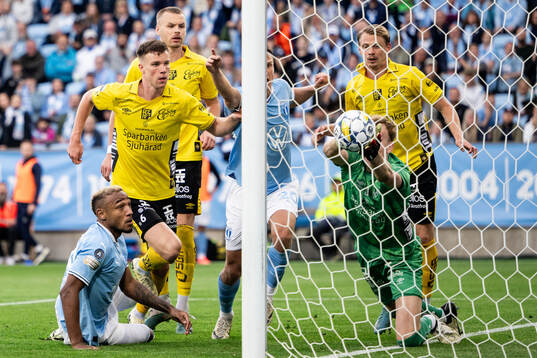 Malmö FFs Derek Cornelius och Elfsborgs målvakt Marcus
