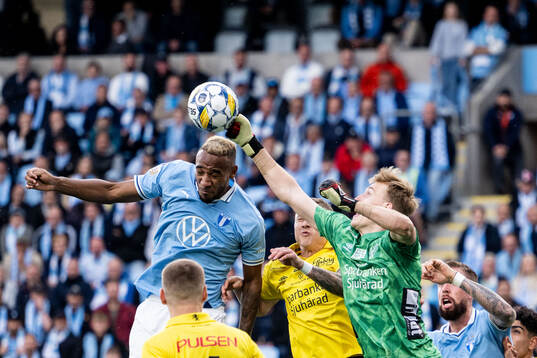 Malmö FFs Derek Cornelius och Elfsborgs målvakt Marcus