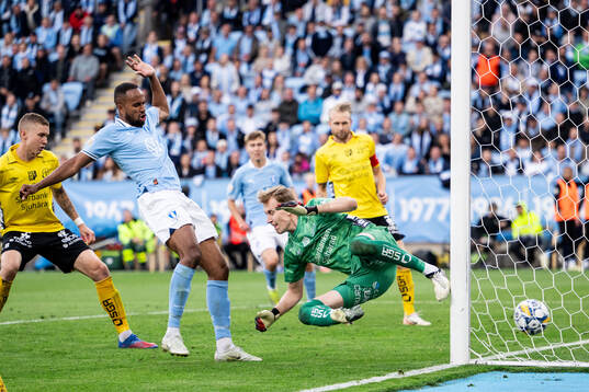 Malmö FFs Isaac Kiese Thelin gör 2-1 bakom Elfsborgs