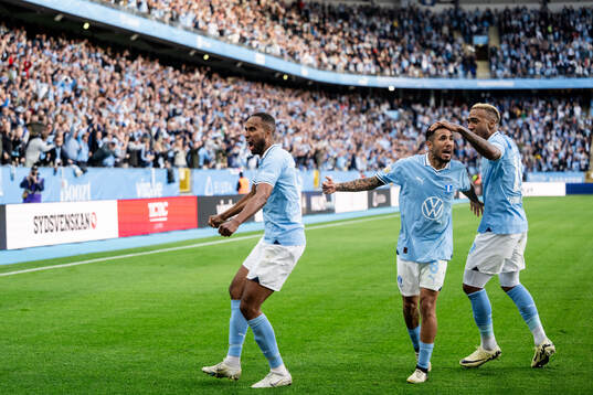 Malmö FFs Isaac Kiese Thelin jublar med Sergio Pena och