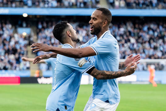 Malmö FFs Isaac Kiese Thelin jublar med Sergio Pena