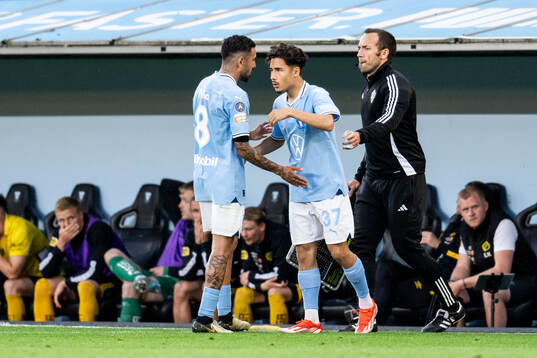 Malmö FFs Sergio Pena byter med Adrian Skogmar