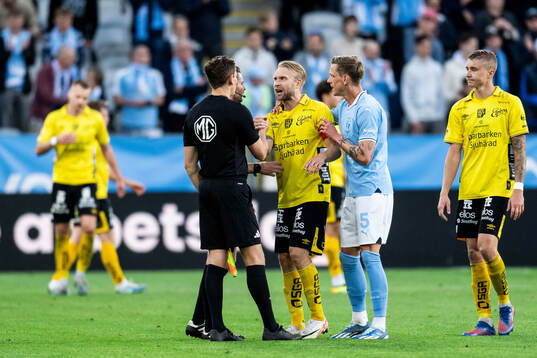 Elfsborgs Johan Larsson reagerar mot Domare Joakim Östling