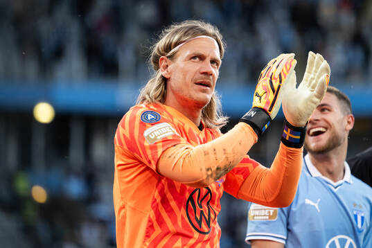 Malmö FFs målvakt Johan Dahlin jublar