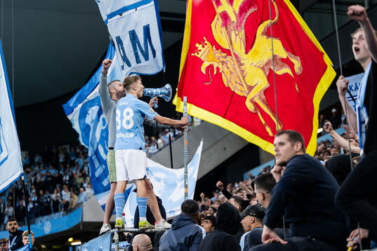 Malmö FFs Hugo Bolin jublar med supportrar