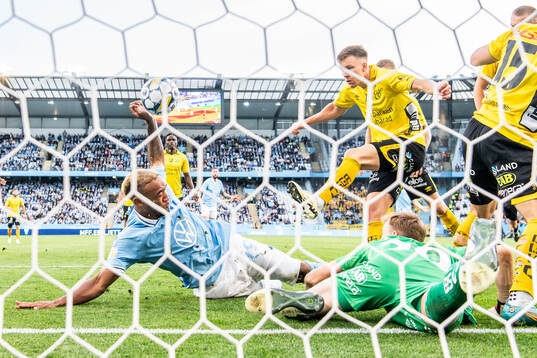 Malmö FFs Derek Cornelius med en målchans mot Elfsborgs
