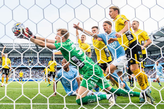 Malmö FFs Derek Cornelius och Erik Botheim med en