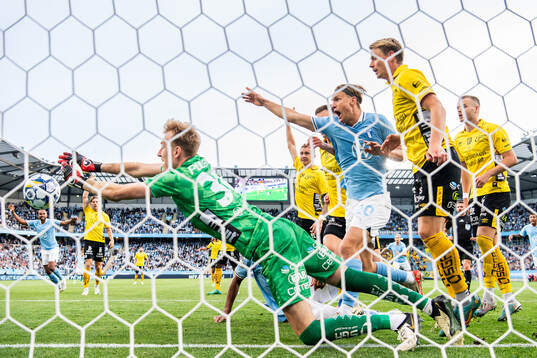 Malmö FFs Erik Botheim med en målchans mot Elfsborgs