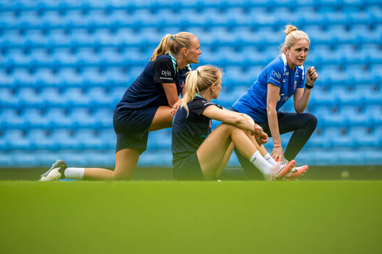 Frida Maanum, Ada Hegerberg and Gemma Grainger, head coach