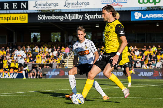 Häckens Pontus Dahbo och Mjällbys Tom Pettersson