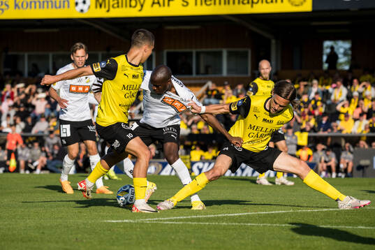 Häckens Edward Chilufya mot Mjällbys Nicklas Røjkjær
