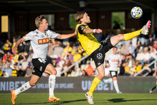 Häckens Pontus Dahbo och Mjällbys Tom Pettersson