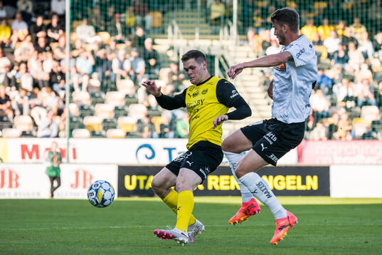 Mjällbys Jacob Bergström och Häckens Johan Hammar