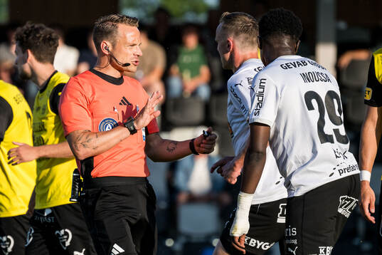 Domare Kristoffer Karlsson och Häckens Zeidane Inoussa