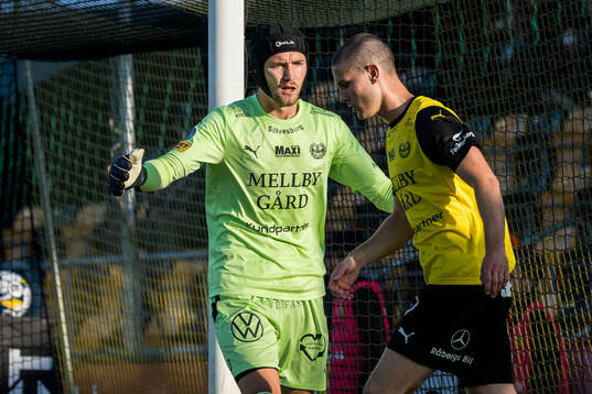 Mjällbys målvakt Noel Törnqvist och Rasmus Wikström