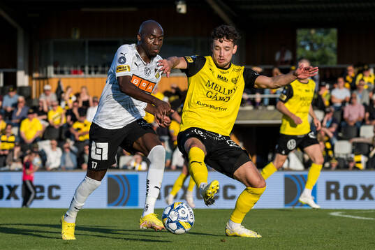 Häckens Edward Chilufya och Mjällbys Colin Rösler