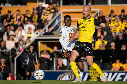 Häckens Akoua Romeo Amane och Mjällbys Viktor Gustafson