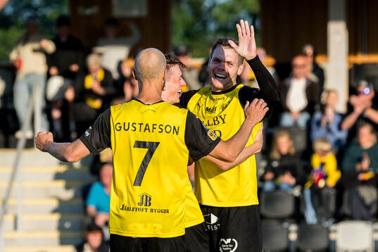 Mjällbys Viktor Gustafson, Elliot Stroud och Jacob