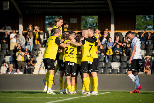 Mjällbys Elliot Stroud jublar med lagkamrater medan
