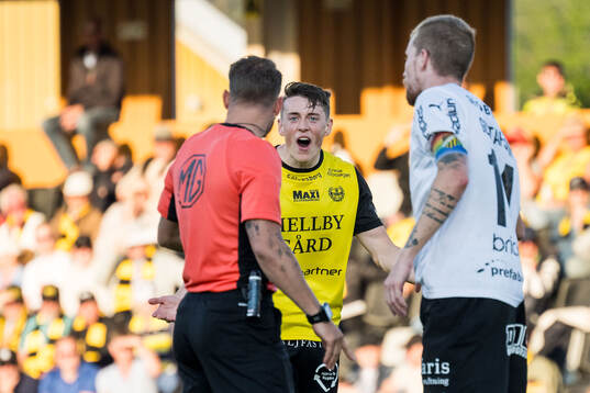 Mjällbys Elliot Stroud reagerar mot Domare Kristoffer