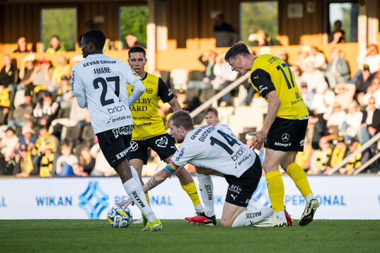 Mjällbys Elliot Stroud reagerar mot Häckens Simon