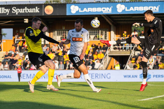 Mjällbys Jacob Bergström mot Häckens Even Hovland och