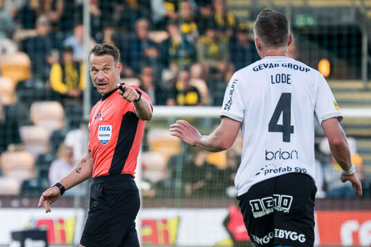Domare Kristoffer Karlsson i diskussion med Häckens Marius