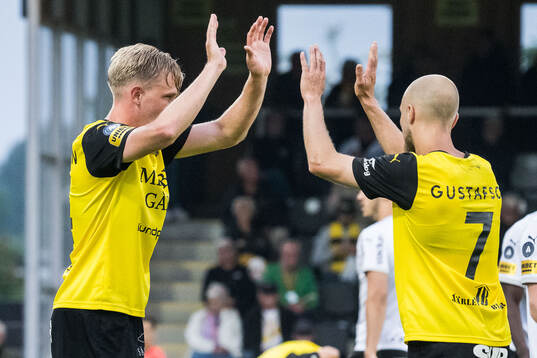 Mjällbys Herman Johansson och Viktor Gustafson jublar