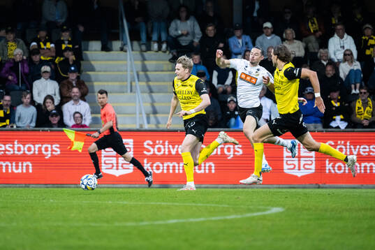 Mjällbys Jacob Kiilerich Rask och Tom Pettersson mot