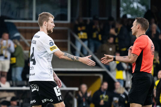 Häckens Simon Gustafson tackar domare Kristoffer Karlsson