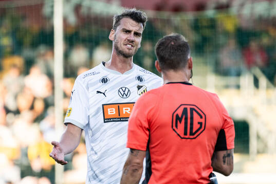 Häckens Johan Hammar reagerar mot domare Kristoffer