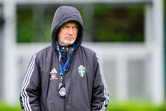 Head coach Peter Gerhardsson of Sweden at a training session